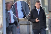 Tylko u nas Morawiecki pod czujnym okiem ochrony na ulicach Warszawy. Spod marynarki wystaje broń