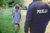 To ujawniła policja 2-letnia dziewczynka chodziła sama po mieście! Jej 21-letnia matka była w domu z dwojgiem innych dzieci