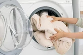 Pranie w pralce Kiedy wlejesz do pralki pół szklanki, kołdra będzie puszysta jak chmurka. Rozbije wypełnienie i usunie zarazki. Pranie kołdry w pralce