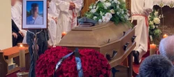 Ostatnie pożegnanie Dominika Dominik utonął na obozie. Rodzina, przyjaciele i harcerze pożegnali 15-latka. Tłumy …