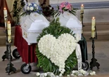 łzy same cisną sie do oczu Madzia i Jadzia zginęły z rąk ukochanej mamusi! Ich tata łkał nad białymi trumienkami