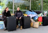 Rozmawialiśmy z kobietami Dwie Ukrainki żyją na przystanku autobusowym w Warszawie. Nie chcą się stamtąd wynie…