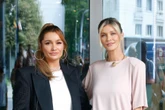 Co za widoki! Zjawiskowa Joanna Krupa i jej piękna siostra odsłoniły obłędne uda pod siedzibą TVN. Wzbudziły wielką sensację!