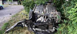 policjanci w szoku! Peugeot dachował, kierująca ukryła się w zaroślach. Miała ponad 2 promile alkoholu!