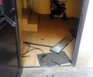 ZNISZCZYŁ DRZWI Cegła w dłoń i demolka na Pradze-Północ! Szokujące wybryki wandala