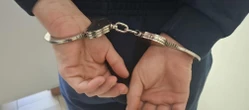 Ludzie byli w szoku "Kobieta była przerażona". Nagi i pobudzony 18-latek szalał w centrum miasta