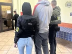 Zrobił to na oczach dzieci Kibol zerwał ubranie z kobiety. Zostawił ją w samej bieliźnie