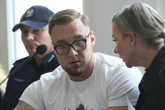 WYPADEK NA TRASIE ŁAZIENKOWSKIEJ Łukasz Żak kpił z zeznań byłego kolegi Adama K. Szokujące zachowanie oskarżonego w s…