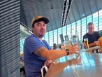 TYLKO U NAS Daniel Martyniuk na lotnisku w Nicei wreszcie się napił! Po wyrzuceniu z samolotu prosto do baru