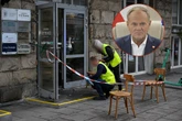 atak na biuro PO Donald Tusk zaczął nowy tydzień od mocnego wpisu! "W czerwcu usłyszał zarzuty za grożenie mi śmiercią"
