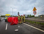 Kraksa w Katowicach Pędzący peugeot uderzył w bariery. Siła uderzenia wyrzuciła kobietę z auta