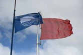 Ważna informacja Czerwone flagi na kilkudziesięciu kąpieliskach nad Bałtykiem. Co się dzieje?