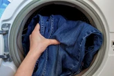 Pranie w pralce Pani z pralni zdradziła, jak nie prać jeansów, aby zachowały swój wygląd na dłużej. Dzięki temu nie tracą koloru i fasonu. Pranie jeansów w pralce