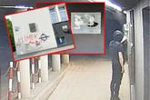 Kamera nagrała sprawców Tablica poświęcona Pawłowi Adamowiczowi zniszczona, obok wulgarny napis! Prezydentka…