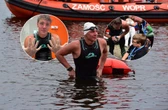 Brawo! Damian przepłynął 100 kilometrów. Wszystko dla Adasia
