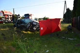 ŚMIERĆ NA DRODZE Tragiczny wypadek pod Mławą! Nie żyje 26-latek, trzech młodych pasażerów w szpitalu