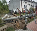 Co się stało?! Słup stojący przy domu wyrwany z ziemi! 41-latek nie żyje. Koszmarny wypadek pod Łow…