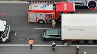 Wstrząsające! Osobówka wbiła się między dwa tiry. Dramatyczny wypadek na S8