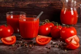 Sok pomidorowy – naturalny kosmetyk i lek w jednej butelce. Podpowiadamy, który kupić