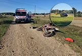 Groza Tragedia na drodze. Wjechał w krowę motocyklem. Zwierzę nie żyje, lądował śmigłowiec LPR