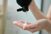 Pielęgnacja włosów Wpuść 1 kroplę do odżywki i nałóż na włosy. Po spłukaniu wodą efekt tafli gwarantowany. Pasma będą gładkie i nawilżone. Domowy sposób na gładkie włosy