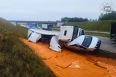 Samochody wylądowały w rowie Kraksa ciężarówki z busem na A1. Z tira wylał się potok czerwonej substancji
