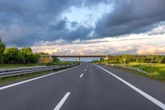 Nietypowa interwencja Jechał hulajnogą po ekspresówce. Powód wyprawy zaskakuje