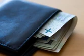 Nowe dane Te wydatki drenują nasze portfele. GUS pokazał na co wydajemy najwięcej pieniędzy