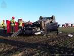 Wielka tragedia Ich dodge leżał na dachu kilka metrów od drogi! Jedna kobieta nie żyje, dwie inne za…