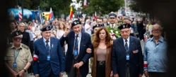 Marsz Pamięci przeszedł ulicami Woli Przychodźcie tu, kiedy nas już nie będzie - prosi Wanda Traczyk-Stawska przy pomniku Polegli Niepokonani