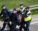Blokada ulicy Ostatnie Pokolenie znowu to zrobiło! Przykleili się do asfaltu na trasie S8