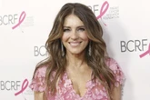 Ależ ona wygląda w kostiumie! Ona ma 60 lat? Liz Hurley pozuje z nowym "chłopakiem". To ojciec wielkiej gwiazdy!