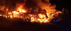 Ogromny wysiłek strażaków Ogromny pożar w Kawęczynie! Ogień jak wielka pochodnia. Gasiło go 160 strażaków [ZDJ…