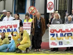 PROTEST Żółto-niebieska "niespodzianka" dla rosyjskich dyplomatów. Barwy Ukrainy na asfalcie przed ambasadą Rosji