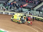 Karetka na torze Potworny wypadek Jasona Doyle’a podczas Grand Prix Polski. Karetka wciąż na torze, w…