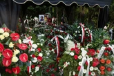 poruszający widok Grób matki Morawieckiego utoną w biało-czerwonych kwiatach [ZDJĘCIA]