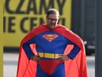 Zdjęcia paparazzi tylko u nas! Ale jaja! To superman? Nie, to superKarolak! Tak chciał "ratować" koleżankę. Zabawne?