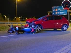 Wstrząsające! Czołowe zderzenie motocyklisty i osobówki. Ranny mężczyzna w szpitalu