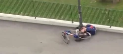 okropny wypadek Robi się słabo po zobaczeniu tego wypadku słynnego kolarza. Z całej siły huknął głow…