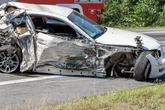 Co za koszmar BMW uderzyło w bariery. Siła uderzania wyrzuciła mężczyznę z auta