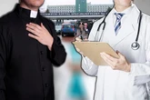 DRAMAT Ksiądz i lekarz z mazowieckiego szpitala z zarzutami. Szokujące kulisy śledztwa
