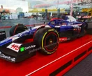 Robi wrażenie! Rozpędza się do 370 km/h! Bolid Formuły 1 zaparkował na stacji benzynowej w Szczecin…