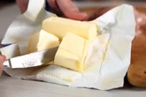 Kuchenne triki Masło będzie miękkie i gotowe do smarowania w 30 sekund. Odkrój kawałek i przykryj szklanką. Sposób na twarde masło