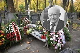 grób pokryły kwiaty Prof. Adam Strzembosz został pochowany w rodzinnym grobowcu wraz z rodzeństwem. Byli trojaczkami