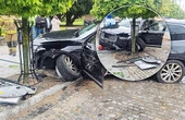 Niebezpieczny weekend Pijacki rajd na ratusz! Demolował wszystko, co napotkał na drodze