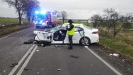 DRAMAT Przód osobówki został zmiażdżony. Strażacy wycinali z wraku poszkodowaną