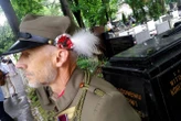 Górale przy grobie honorowego obywatela Zakopanego, Wojciecha Korfantego