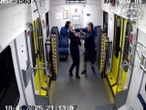 Znasz go? Atak na konduktorkę! Doszło do rękoczynów, pasażer poszukiwany przez policję
