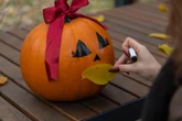 Zwyczaje Kiedy są Dziady, a kiedy Halloween 2025? Poznaj daty, różnice i zwyczaje