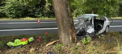 Wypadek śmiertelny Mazda roztrzaskała się na drzewie. Nie żyje kierowca